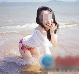 與會(huì)網(wǎng)友在簽到板上簽名