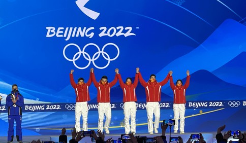 升國(guó)旗奏國(guó)歌！中國(guó)短道速滑隊(duì)手拉手站上領(lǐng)獎(jiǎng)臺(tái)